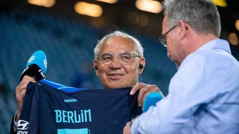 Felix Magath sicherte sich nach erfolgreichem Klassenerhalt das Trikot von Davie Selke
