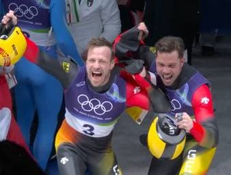 Tobias Wendl und Tobias Arlt holen die nächste Rodel-Medaille! Im Doppelsitzer schnappen sich die Namensvetter Bronze. Erstmals seit 2014 reißt damit ihre Goldserie bei den Olympischen Spielen.