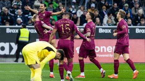Alexis Claude-Maurice gelingt für Augsburg in Gladbach ein lupenreiner Hattrick