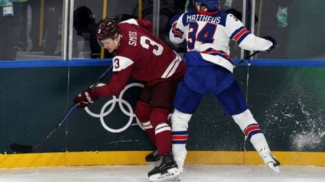 Alberts Smits im Duell mit Auston Matthews