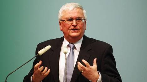 Theo Zwanziger wartet bislang "vergeblich" auf eine Unterlassungsklage Günter Netzers