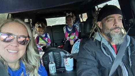 Jay Briscoes ältere Tochter Gracie (links hinter ihm) erholt sich von dem schweren Unfall