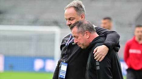 Markus Kauczinski (vorne) ist bei Wehen entlassen