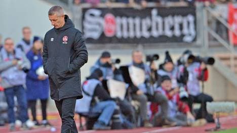 Interimstrainer Marek Mintal hat sich sein Debüt an der Seitenlinie sicherlich anders vorgestellt. Gegen Bielefeld gibt es eine deutliche Schlappe