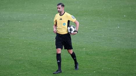Schiedsrichter Michael Bacher unterbricht das Spiel