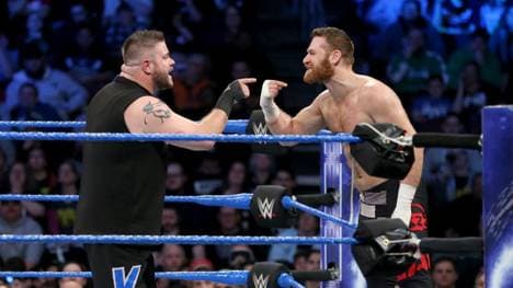 Kevin Owens (l.) und Sami Zayn stritten sich bei WWE SmackDown Live