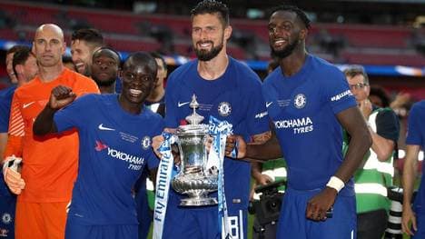 Tiemoué Bakayoko (r.) wechselt wie Olivier Giroud (M.) von Chelsea zu Milan