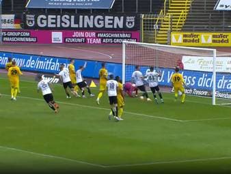 Der SSV Ulm 1846 ist nach über 22 Jahren zurück im Profifußball - und darf direkt das erste Tor bejubeln. Für den unrühmlichen Höhepunkt des Spiels sorgt indes ein Saarbrücker.