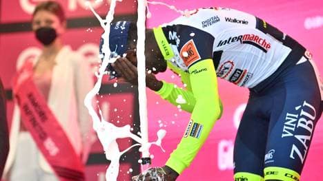 Biniam Girmay wurde vom Korken am Auge erwischt