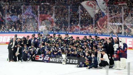 Meisterfoto - und das Trikot von Tobias Eder mittendrin