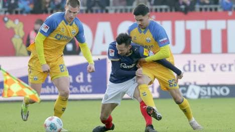 Kiels Torschütze Steven Skrzybski (m.) im Zweikampf