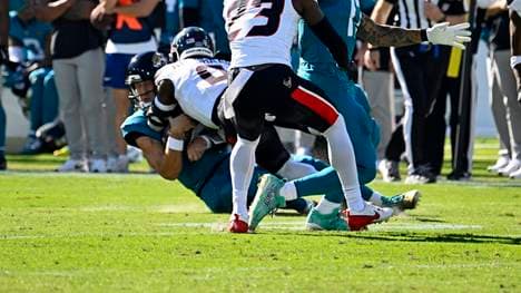 NFL: Azeez Al-Shaair (Nummer 0) knockt Quarterback Trevor Lawrence von den Jacksonville Jaguars aus