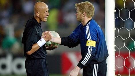 Schiedsrichter Pierluigi Collina tröstete nach dem WM-Finale 2002 Torwart Oliver Kahn 