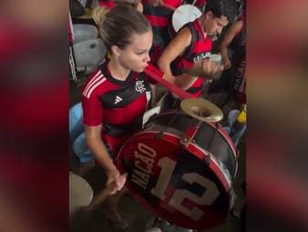 Sie ist großer Anhänger der Flamengo Rio de Janeiro und wurde mit ihrer Trommel zur absoluten Sensation im Netz. 