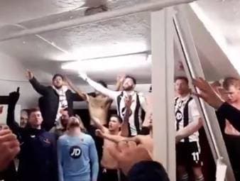Zurücklehnen, genießen: Die Spieler des Sechstligisten FC Chorley feiern das Weiterkommen im FA Cup gegen Zweitligist Derby County - und grölen in der Kabine den Welthit "Someone like you" der Sängerin Adele.