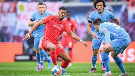 Der SC Freiburg (blau) und RB Leipzig treffen im DFB-Pokal-Finale in Berlin aufeinander