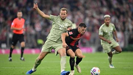 Granit Xhaka im Zweikampf gegen Harry Kane