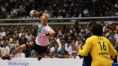 Matthias Musche holt vor Japans Torwart zum Wurf aus