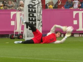 Beim heutigen, öffentlichen Training des FC Bayern machen zahlreiche Rückkehrer wie Jonas Urbig und Aleksander Pavlovic den Bayern-Fans Hoffnung.