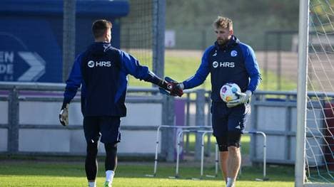 Ralf Fährmann (r.) steht gegen Karlsruhe im Tor