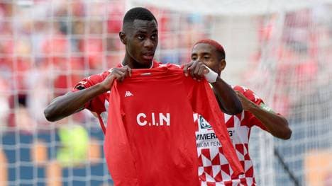 Moussa Niakhaté präsentiert nach seinem Tor das Shirt