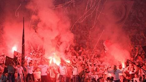 Die Eintracht-Fans mit massivem Einsatz von Pyrotechnik