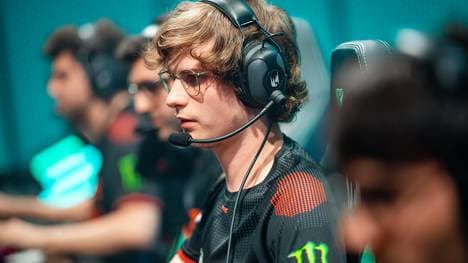 Via Twitter gab Fnatic bekannt, dass AD Carry Elias "Upset" Lipp vorerst nicht an den Worlds 2021 teilnehmen wird. Als Grund wurde ein familiärer Vorfall genannt