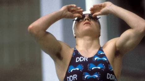 Petra Schneider richtet ihre Schwimmbrille
