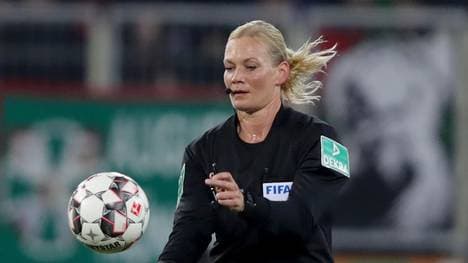 Bibiana Steinhaus ist die erste Frau, die im deutschen Profifußball Spiele der Männer pfeift.