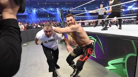 Sami Zayn (r., mit Shane McMahon) durfte beim WWE Greatest Royal Rumble 2018 nicht auftreten