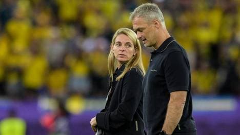 Nia Künzer im Gespräch mit dem Bundestrainer