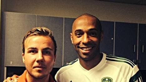Zwei Weltstars auf einem Bild: Thierry Henry und Mario Götze posieren für die Kamera.