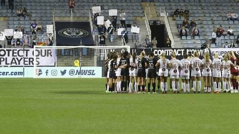 Die Spielerinnen protestierten am Mittelkreis