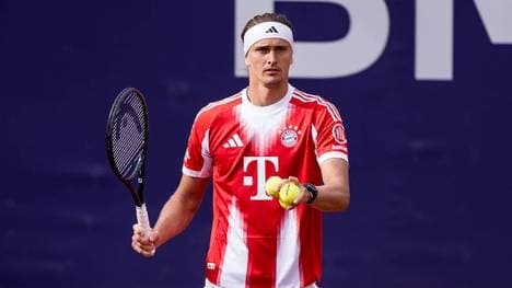 Zverev zeigte sich am Donnerstag im Trikot des FC Bayern