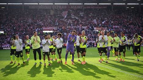 Die Dortmunder Spieler feiern den Auswärtserfolg