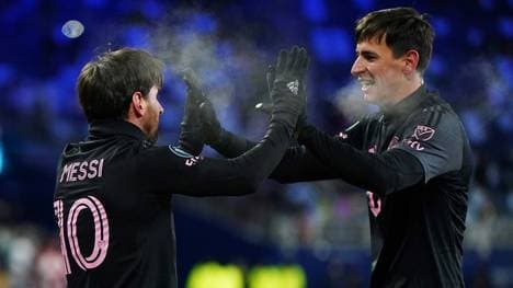 Lionel Messi feiert mit seinem Teamkollegen Tadeo Allende