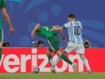 Bei Messis Gala-Auftritt gegen Algerien sorgt eine Szene für Diskussionen. In der 31. Minute liefert sich der Superstar einen Zweikampf und trifft seinen Gegner mit offener Sohle. Die Aktion bleibt allerdings ohne Konsequenzen. 