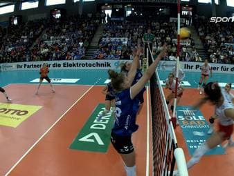 Der Allianz MTV Stuttgart schlägt den Dresdner SC im ersten Playoff-Halbfinale klar mit 3:0. Während des Spiels blockt sich Zuspielerin Pia Kästner in den Fokus, die für ihren Erfolg eine kuriose Erklärung abgibt.