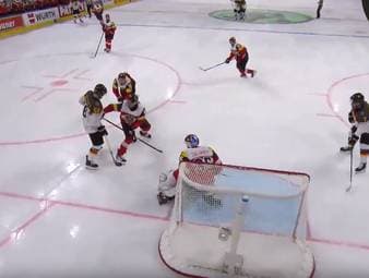 Bei der Eishockey-Weltmeisterschaft zeigt sich Deutschland im Spiel gegen Österreich formverbessert. Trotz eines anfänglichen Rückstands spielt die Mannschaft befreit, erzielt die nötigen Treffer und schießt sich den Frust der vergangenen Partien von der Seele.