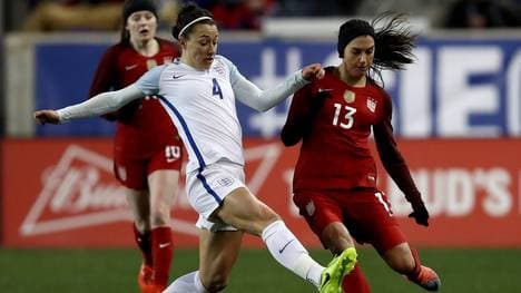 Alex Morgan (r.) verlor mit den USA gegen England