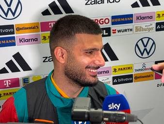 Deniz Undav muss beim Testspiel gegen Finnland angeschlagen ausgewechselt werden. Hinterher spricht der Doppeltorschütze ganz unverblümt über die Stelle der Verletzung.