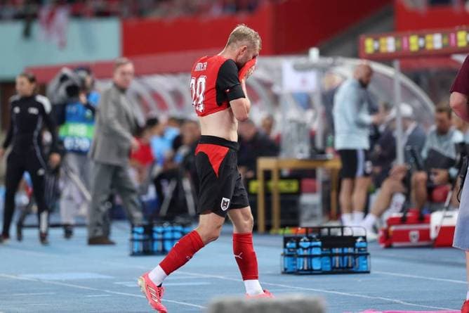 Laimer fliegt mit glatt Rot vom Platz