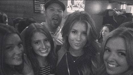 Inmitten ihrer Freunde fühlt sich Montana Yorke pudelwohl.