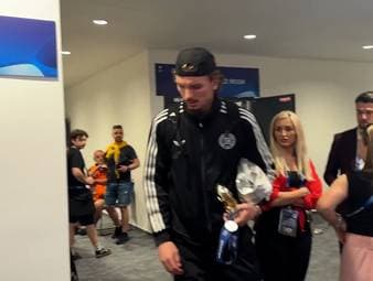 Der Frust nach dem verlorenen Finale sitzt tief. Nick Woltemade geht den Fragen aus dem Weg, bevor sie überhaupt gestellt werden können.