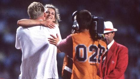 Heike Henkel umarmt nach ihrem Olympiasieg 1992 ihren damaligen Ehemann Rainer