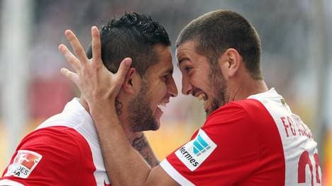 Raul Bobadilla (l.) und Sascha Mölders bejubeln ein Tor