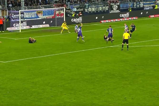 Kurios! Doppel-Foul im Strafraum – aber kein Elfer