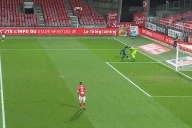 Slapstick pur! Dieses Torwart-Dribbling wird zur Lachnummer