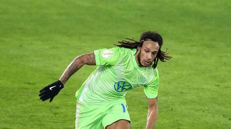 03.02.2021, Fussball DFB Pokal 2020 2021, Achtelfinale, VfL Wolfsburg - FC Schalke 04, in der Volkswagen Arena Wolfsburg. Kevin Mbabu (VfL Wolfsburg) ***DFL and DFB regulations prohibit any use of photographs as image sequences and or quasi-video.*** *** 03 02 2021, Football DFB Pokal 2020 2021, Round of 16, VfL Wolfsburg FC Schalke 04, at Volkswagen Arena Wolfsburg Kevin Mbabu VfL Wolfsburg DFL and DFB regulations prohibit any use of photographs as image sequences and or quasi video