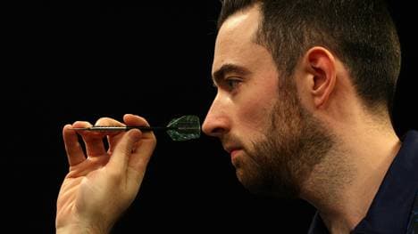 Erfolgreicher WM-Start: Titelverteidiger Luke Humphries